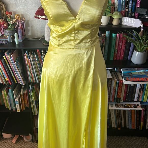 City Vibe Size 3 yellow Formal Gown Satin NWT - Picture 3 of 11